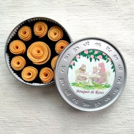 クッキー缶 ばらの花のクッキー【丸缶小】クッキー 母の日 父の日 敬老の日 お誕生日 ホワイトデー サブレ クッキー缶 クッキー詰め合わせ 焼き菓子 自然卵使用 こだわり素材使用 ギフト 贈り物 お中元夏 冬ギフト お歳暮 クリスマスプレゼント 手土産 御祝い お返し　