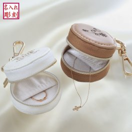 退職 異動 名入れ LXX ジュエリーボックス ジッパー式 ミニジュエリーキーチャーム / プレゼント ギフト 退職 記念 誕生日 祝い アクセサリーポーチ アクセサリーケース アクセサリー収納 ジュエリーケース キーホルダー 小物入れ