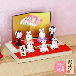 【手書き名入れ木札無料特典付き】 雛人形 お雛様 うさぎ雛（白木2段） ひな祭り 初節句 インテリア 赤ちゃん ベビー コンパクト お店 ディズプレイ 祖父母 孫 お祝い ミニチュア 小さい 陶器製 by 結納屋 長生堂 
