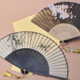 退職 異動 暑さ対策 軽量　持ち歩き　熱中症対策　名入れ LXX 扇子 黄色和柄 タッセル付 ギフトBOX入り / プレゼント ギフト 退職 記念 誕生日 傘寿 米寿 長寿 祝い 黄 黒 イエロー ブラック