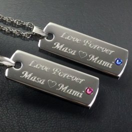 【名入れ ペアネックレス】ステンレス ネックレス 2個入り お名前 記念日 メッセージを無料彫刻 記念日月のラインストーンをお付けします オリジナルメッセージOK お誕生日 記念日 結婚記念日 クリスマス バレンタイン ホワイトデー 誕プレ 高校生 プレゼント お揃い ペアセット