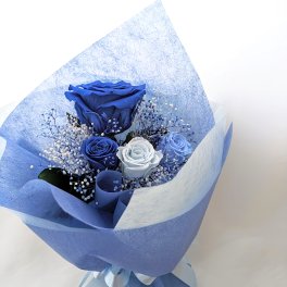 青い薔薇とミニ薔薇とかすみ草のふんわり花束（プリザーブドフラワー）