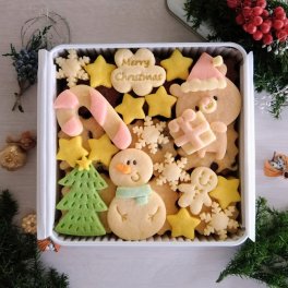 クリスマスクッキー缶/きみと季節のとなりに「プレゼントを届けに」 (クッキー クッキー缶 クリスマス 洋菓子 お菓子 スイーツ 焼き菓子 誕生日 記念日 お祝い バースデー プレゼント ギフト 贈り物 手土産 かわいい 可愛い おしゃれ 動物 アニマル 詰め合わせ 美味しい 缶入り おやつ 友達 子供 女友達 女性 彼女 妻 母 甥っ子 姪っ子 女の子 男の子) 