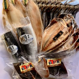 【国産・天然】村上塩引き鮭と干物のファミリーセット【詰め合わせ】北海道 宮城 鹿児島 鮭 サケ お中元 お歳暮 お礼 お祝 お年賀 ギフト プレゼント 贈り物
