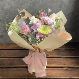 【そのまま飾れる】可愛らしいスタンディングブーケ【バラ】 季節のお花 フラワー ブーケ 上司 両親 母親 お祝い 発表会 入学 卒業 就職祝 引越し祝い 新築祝い 結婚記念日 誕生日 出産祝い 退職 女性 ギフト プレゼント かわいい 清楚 上品 おしゃれ ピンク