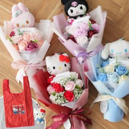 【母の日 ギフト 花束】サンリオエコバッグ ソープフラワーブーケ │ 誕生日 記念日 発表会 卒業 お祝い 送別 友達 彼女 誕生祝い 名入れ 結婚祝い サンリオ エコバッグ ぬいぐるみ キティ マイメロ クロミ シナモン かわいい お花 マスコット プレゼント ギフト 贈り物