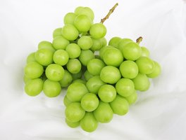 【シャインマスカット】２ｋｇ箱（４房前後）山梨県甲府市産　収穫発送予定：８月中～下旬