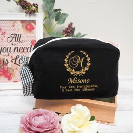 敬老の日 プレゼント ギフト 2026 名入れ ポーチ 刺繍 フローラル イニシャル スクエア レディース 誕生日 お祝い 贈り物 小物入れ 化粧ポーチ かわいい メイクポーチ 大きい　黒 ブラック 祖母 おばあちゃん 実用的 おしゃれ 趣味グッズ もらって嬉しい センスがいい 