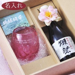 退職 異動 名入れ SXX 酒セット 日本酒 獺祭 純米大吟醸 45 180ml & 琉球ガラス 源河源吉 1カラータルグラス 赤 コサージュ付 ギフトBOX入り / プレゼント ギフト 退職 記念 誕生日 還暦 長寿 祝い 赤 レッド 60歳 日本製 沖縄