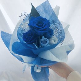 プリザーブドフラワー/大輪ブルーローズとミニ薔薇とかすみ草のふんわり花束（花束ラッピング）