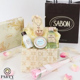 SABON(サボン) 【デリケート・ジャスミン ギフトセット C】 シャワーオイル + ボディスクラブ + シルキーボディミルク + ハートスプーン +ソープフラワーブーケ ギフト ボディケア コスメ 化粧品 デパコス ギフト プレゼント ブランド 高級 女性 人気 ラッピング ブーケ 母の日 ホワイトデー クリスマス 誕生日 彼女 感謝 【季節のソープフラワーブーケ】
