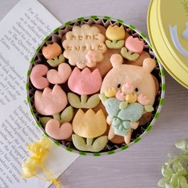 手のひら缶/きみと季節のとなりに「おせわになりました」 (クッキー クッキー缶 メッセージ 洋菓子 お菓子 スイーツ 焼き菓子 誕生日 記念日 お祝い バースデー プレゼント ギフト 贈り物 手土産 映え かわいい 可愛い おしゃれ 動物  送別　ミモザ缶 花束 詰め合わせ 美味しい 缶入り おやつ 友達 子供 女友達 女性 彼女 彼氏 妻 母 娘 ラッピング) 