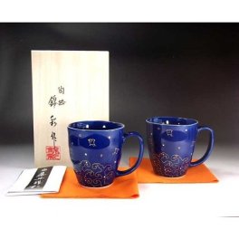 【有田焼瑠璃釉金彩千鳥絵マグカップ・ペアセット 文字入れ可能な木箱入り（御祝い・父の日・母の日・贈り物・記念品・長寿・メモリアル）