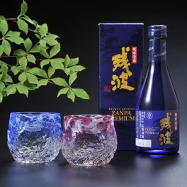退職 異動 名入れ SXX ペア酒セット 琉球ガラス 泡盛 残波プレミアム 300ml & 源河源吉 ジェリーフィッシュ 赤 青 2点 ギフトBOX入り / プレゼント ギフト 両親 夫婦 結婚 金婚式 銀婚式 退職 記念 誕生日 長寿 祝い