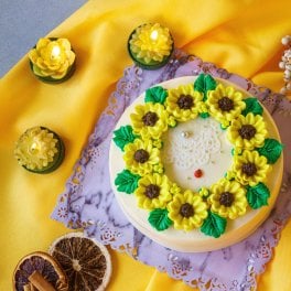 黄色いデイジーリースのフラワーケーキ（バタークリームケーキ、チーズケーキ味）