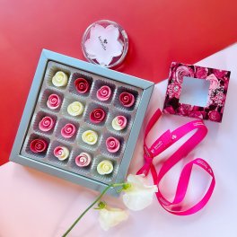 【バラのチョコレートとポーチに入るバラの香りの紙石鹸】フルレット・ルージュ＋POCKET SAVON ROSE　人気 スイーツ フルーティ おしゃれ ピンク 花 お菓子 香水 バレンタインデー、ホワイトデー、母の日、おすすめ ギフト お祝い
