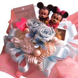 結婚祝い プレゼント ミッキー ミニー 他入り ブルーローズ・水色＆ホワイト仕上げ プリザーブドフラワー入りギフト ケース付き 結婚祝い 友人 結婚記念日 ◆ディズニーマスコット種類はおまかせです