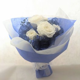 プリザーブドフラワー/白い薔薇5輪とたっぷりブルーオーガンジーリボンのふんわり花束（花束ラッピング）
