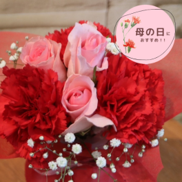 033 ちょっとしたプレゼントに★【花瓶付きブーケ／レッド】お花 花 生花 花束 ブーケ フラワーアレンジメント ミニブーケ お祝い 誕生日 結婚祝い 出産祝い ホワイトデー バレンタイン 父の日 母の日 敬老の日 記念日 結婚記念日 送別 退職 入学 卒業 開店祝い 周年祝い プレゼント ギフト 贈り物 by the little flowers shop