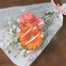 035 ちょっとしたプレゼントに♪【ミニブーケ／オレンジ】お花 花 生花 花束 ブーケ フラワーアレンジメント ミニブーケ お祝い 誕生日 結婚祝い 出産祝い ホワイトデー バレンタイン 父の日 母の日 敬老の日 記念日 結婚記念日 送別 退職 入学 卒業 開店祝い 周年祝い プレゼント ギフト 贈り物