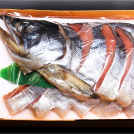 越後村上名産 塩引鮭 半身 切身 仕上り800g前後 【送料無料】【新潟 小針水産】