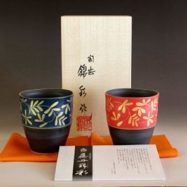 有田焼 陶芸家 藤井錦彩作 艶消し黒釉金彩唐草文様波渕 湯呑み ペアセット 文字入れ可能な木箱入り（湯飲み・父の日・母の日・夫婦湯飲み・夫婦湯呑み・敬老の日・陶器）