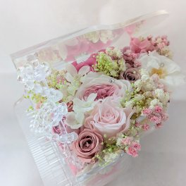 プリザーブドフラワー／グランドピアノシリーズ　透明なグランドピアノとピンクの薔薇たちのスイートメモリーズ【リボンラッピング付き 】【お祝い 演奏会 音楽 ピアノ フラワーギフト】 