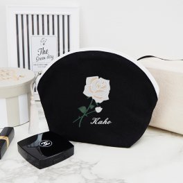 敬老の日 プレゼント ギフト 2026 名入れ ポーチ 刺繍ローズ 薔薇 イニシャル オーバル レディース 誕生日 お祝い 贈り物 小物入れ 化粧ポーチ かわいい メイクポーチ 大きい　黒 ブラック 祖母 おばあちゃん 実用的 おしゃれ 趣味グッズ もらって嬉しい センスがいい 