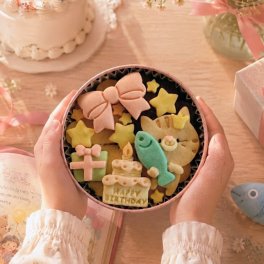 手のひらクッキー缶/「HappyBirthday」ねこ(クッキー クッキー缶 メッセージ 洋菓子 お菓子 スイーツ 焼き菓子 誕生日 記念日 お祝い バースデー プレゼント ギフト 贈り物 手土産 映え かわいい 可愛い おしゃれ ブーケ缶 動物 アニマル猫 バタークッキー 詰め合わせ 美味しい おやつ 友達 子供 女友達 女性 彼女 彼氏 妻 母 娘 孫 ラッピング) 