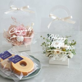 プリザーブドフラワーアレンジ フルールトートバッグプティ +バームクーヘンセット 【誕生日祝い】【母の日】【結婚祝い】【新築祝い】【退職祝い】【お菓子】【バウムクーヘン】【メッセージカード無料】 