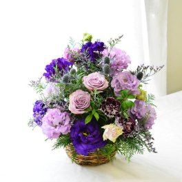 即日発送 生花 アレンジメント 誕生日 古希 喜寿 母の日 花 ギフト 送料無料 お礼 フラワーアレンジメント 紫 生花 お祝いアレンジメント 日頃の感謝 御祝 記念日 開店御祝い 自宅用 お供え フラワーギフト 展示会 楽屋花 受付 おしゃれ 土日発送 AmethistGray10 敬老の日 お中元 お歳暮