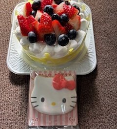 ハローキティクッキー付きストロベリーデコレーションケーキ