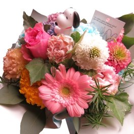 スヌーピー入り フラワーアレンジメント 誕生日プレゼント おまかせで安心 デザイナーにおまかせ 生花使用 サイズS  マスコットカラーはおまかせです