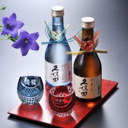 退職 異動 名入れ SXX ペア酒セット 切子 日本酒 久保田 千寿 純米吟醸・吟醸 300ml & 丸型おちょこグラス 赤 紺 2点 水引飾り付 ギフトBOX入り / プレゼント ギフト 夫婦 結婚 金婚式 銀婚式 退職 記念 誕生日 長寿 祝い お猪口 ぐい飲み 冷酒グラス 飲み比べ