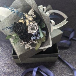 プリザーブドフラワー黒薔薇の魔法発動中シリーズ／ミニ黒薔薇とシルバーローズの魔法の花束BOX／黒執事からの贈り物