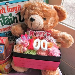 【100歳お祝い 百寿 記念日】 くま ぬいぐるみ ベアー ぬいぐるみ お祝い 記念日 数字100入り 花束風 フラワーギフト 箱を開けてサプライズ プリザーブドフラワー入り 横長ボックス