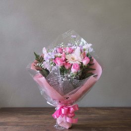 【可愛いづくし！】おとめチック【誕生日や結婚記念日に】バラ ガーベラ 季節のお花 ピンク フラワー ブーケ 上司 両親 母親 お祝い 発表会 入学 卒業 就職祝 引越し祝い 新築祝い 結婚記念日 誕生日 出産祝い 退職 女性 ギフト プレゼント かわいい 可愛い 上品