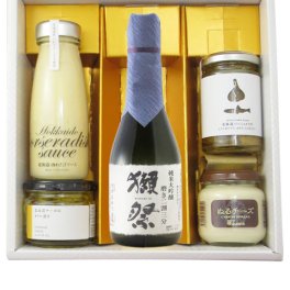 ★ 送料無料 ★  獺祭 ( だっさい )  純米大吟醸 磨き二割三分 300ml + ディップソース・チーズのおつまみ4点セット【 日本酒・おつまみセット 】【 5787 】【 ハロウィン 贈り物 ギフト プレゼント 誕生日 結婚のお祝い 】