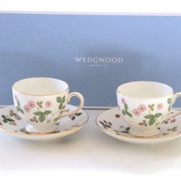 ウェッジウッドWEDGWOOD　ワイルドストロベリー　ティーカップ＆ソーサー　リー　ペア（ペアブランドボックス付き）【兼用カップ】【御結婚御祝・内祝・新築御祝・還暦御祝・御礼・寿・ギフト包装可能】