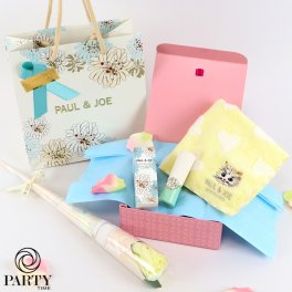 PAUL & JOE BEAUTE(ポール ＆ ジョー ボーテ) 【パリジェンヌ ギフトセット A】ハンドタオル ＋ リップクリーム ＋ ソープフラワーブーケ (ラッピング済) コスメ 化粧品 デパコス ギフト プレゼント ブランド 高級 女性 人気 ラッピング ブーケ 母の日 ホワイトデー クリスマス 誕生日 キット コフレ 彼女 記念日 女友達 感謝【季節のソープフラワーブーケ】
