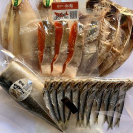 【天然】超辛口紅鮭と干物の詰合せ【築地ミニセット】北海道 宮城 鹿児島 鮭 サケ お中元 お歳暮 お礼 お祝 お年賀 ギフト プレゼント