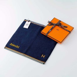 HERMES エルメス カレ・タオル ヴィス・ヴェルサ マリン 名入れ代込み ブルー ハンドタオル 厚手 名入れ 刺繍 ギフト プレゼント 誕生日 記念日 記念品 受賞 お祝 引越祝 入学祝 母の日 長寿祝 高級 ブランド 正規品 綿 コットン 青