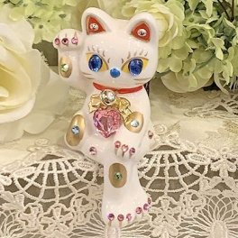 【おしゃれな招き猫】お座り招き猫：ホワイト【デコレーション】座り お座り 猫 ねこ cat キャット 白猫 デコレーション 置物 風水 まねきねこ ラインストーン キラキラ 商売繁盛 開店祝い 合格祈願 御祝 内祝 縁起物 誕生日 記念日 母の日 お祝い 贈り物 プレゼント ギフト 可愛い かわいい