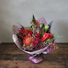 【おしゃれ】モダンラッピングの赤系花束【新築祝いや開店祝い】バラ ピンクッション 季節のお花 フラワー ブーケ 上司 両親 母親 父親 お祝い 発表会 入学 卒業 就職祝 引越し祝い 新築祝い 結婚記念日 誕生日 出産祝い 退職 女性 男性 ギフト プレゼント 豪華 おしゃれ 敬老の日　クリスマス　父の日