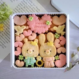 ウェディングクッキー缶/きみと季節のとなりに「HappyWedding」くま＆うさぎ (クッキー クッキー缶 メッセージ 洋菓子 お菓子 スイーツ 焼き菓子 結婚祝い 結婚記念日 お祝い お返し 内祝い プレゼント ギフト 贈り物 手土産 映え かわいい 可愛い おしゃれ 動物 バター 詰め合わせ 美味しい おやつ 友達 女友達 女性 親友 娘 夫妻 姉妹 いとこ 姪っ子 ラッピング 熨斗) 