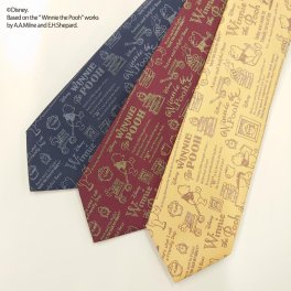 ディズニー／ネクタイ　(プーさん カリグラフィー柄)  黄、赤、紺　Disney necktie ポリエステル100%　プレゼント ギフト　新生活 新社会人 新入社員 フレッシャーズ　ブランドネクタイ  父の日　クリスマス　バレンタイン　キャラクター　ミッキー　DND50026