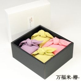令和7年産 万福米-椿- 真空パック4個セット(魚沼産コシヒカリ300g×2/佐渡産コシヒカリ300g×2) 送料無料(沖縄を除く) お米 魚沼産 佐渡産 新潟産コシヒカリ かわいい ミニ風呂敷 華やか プレゼント 贈り物 ギフト 内祝い お返し お祝い お中元 御中元 敬老 お歳暮 御歳暮 特A