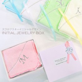 スワロフスキーイニシャルデザイン★イニシャルジュエリータオルハンカチ★ギフトボックス入り【人気No.1】【スワロフスキークリスタル付】【プチギフトに】