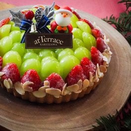 【冷蔵でお届け2025クリスマス】軽井沢農園パティスリーからいちごとシャインマスカットのクリスマスタルト（5号サイズ４‐6人分）　(※到着日にお召し上がりください)【無料メッセージカード、無料プレート付き】