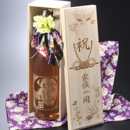 退職 異動 名入れ 梅酒 敬老の日　還暦 喜寿 米寿 古希 プレミアム梅酒　魔王の蔵元 白玉醸造 さつまの梅酒 14度 1800ml 一升瓶 木箱入り 花コサージュ 和柄ハンカチ付き